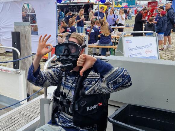 Während der Science@Sail konnten Besucherinnen und Besucher das Forschungsschiff erkunden und erfahren, wie Daten auf See gesammelt werden und welche Erkenntnisse daraus gewonnen werden.